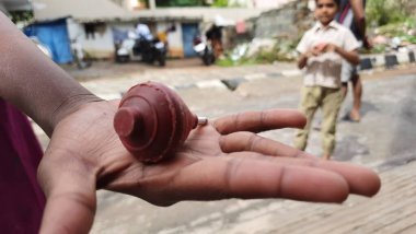 Bangalore, Karnataka / India-Nov 16 Kasım 2020: Farklı yaş grupları ve tatil sırasında Buguri veya Spinning Tops oynayan seks çocuklarının yakın çekimi