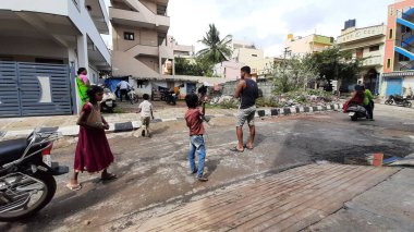 Bangalore, Karnataka / India-Nov 16 Kasım 2020: Farklı yaş grupları ve tatil sırasında Buguri veya Spinning Tops oynayan seks çocuklarının yakın çekimi