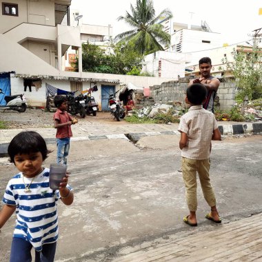 Bangalore, Karnataka / India-Nov 16 Kasım 2020: Farklı yaş grupları ve tatil sırasında Buguri veya Spinning Tops oynayan seks çocuklarının yakın çekimi