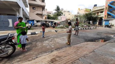 Bangalore, Karnataka / India-Nov 16 Kasım 2020: Farklı yaş grupları ve tatil sırasında Buguri veya Spinning Tops oynayan seks çocuklarının yakın çekimi