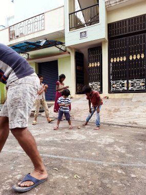 Bangalore, Karnataka / India-Nov 16 Kasım 2020: Farklı yaş grupları ve tatil sırasında Buguri veya Spinning Tops oynayan seks çocuklarının yakın çekimi