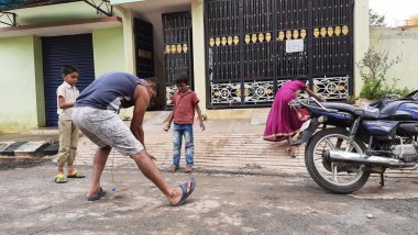 Bangalore, Karnataka / India-Nov 16 Kasım 2020: Farklı yaş grupları ve tatil sırasında Buguri veya Spinning Tops oynayan seks çocuklarının yakın çekimi