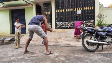 Bangalore, Karnataka / India-Nov 16 Kasım 2020: Farklı yaş grupları ve tatil sırasında Buguri veya Spinning Tops oynayan seks çocuklarının yakın çekimi