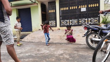 Bangalore, Karnataka / India-Nov 16 Kasım 2020: Farklı yaş grupları ve tatil sırasında Buguri veya Spinning Tops oynayan seks çocuklarının yakın çekimi