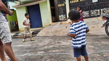 Bangalore, Karnataka / India-Nov 16 Kasım 2020: Farklı yaş grupları ve tatil sırasında Buguri veya Spinning Tops oynayan seks çocuklarının yakın çekimi