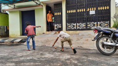 Bangalore, Karnataka / India-Nov 16 Kasım 2020: Farklı yaş grupları ve tatil sırasında Buguri veya Spinning Tops oynayan seks çocuklarının yakın çekimi