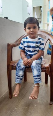 Hintli Kız Çocuk 'un evin dışında farklı günlük ya da yeni bir hayat tarzı sergilediği yakın plan.