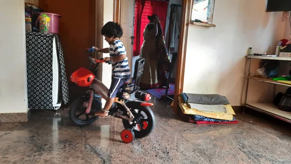 Primer Plano Niña India Aprendiendo Montando Bicicleta Pequeña Dentro Casa —  Fotos de Stock