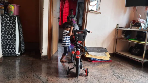 Крупный План Индийской Девочки Ребенка Обучения Езды Маленьком Велосипеде Внутри — стоковое фото