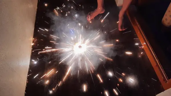 Großaufnahme Brennender Feuerwerkskörper Dunkeln Vor Dem Haus — Stockfoto