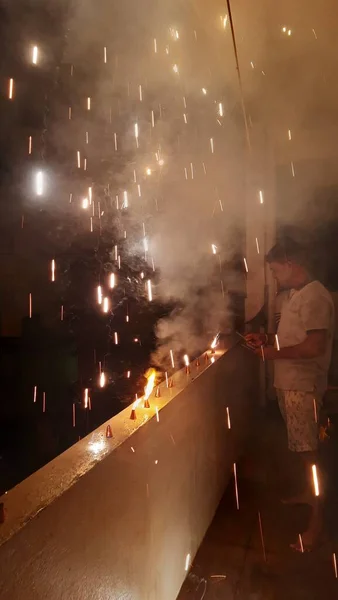 Zbliżenie Indian Man Płonące Petardy Ciemności Zewnątrz Domu — Zdjęcie stockowe