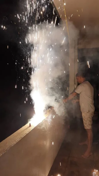 Nahaufnahme Eines Inders Der Feuerwerkskörper Dunkeln Vor Dem Haus Verbrennt — Stockfoto