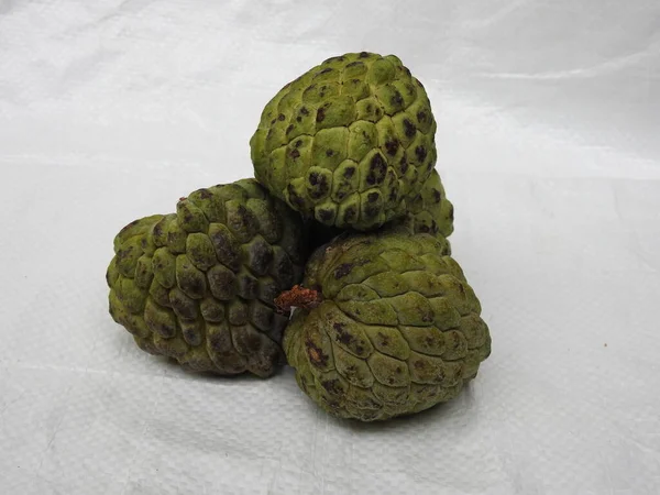 Nahaufnahme Von Grünem Indischem Zuckerapfel Oder Sitaphal Frucht Isoliert Auf — Stockfoto