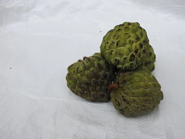 Zbliżenie Zielony Kolor Indyjski Cukier Jabłko Lub Sitaphal Owoce Izolowane — Zdjęcie stockowe