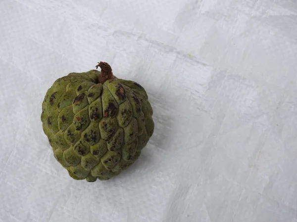 グリーンカラーのインド産シュガーリンゴまたは白で単離されたサイトファルフルーツの閉鎖背景 — ストック写真