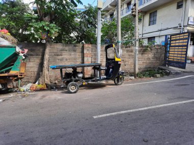 Bangalore, Karnataka / Hindistan-Nov 07-2020: Yol kenarındaki sebze satışı için BBMP Otomobili 'nin çöp dolu ve boş değiştirilmiş siyah otomobili