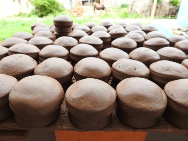 Geleneksel el yapımı küçük ıslak tencereler güneş ışığı altında kuru tutulur.