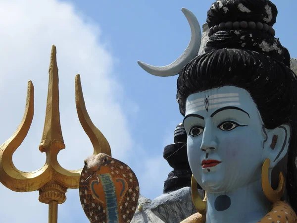 Close Belo Deus Hindu Lord Shiva Estátua Topo Templo Com — Fotografia de Stock