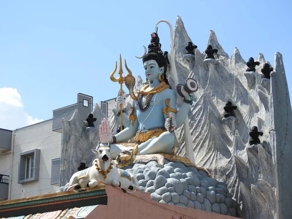 雪の背景を持つ寺院の上部にある美しいヒンドゥ神主シヴァ像の閉鎖 — ストック写真