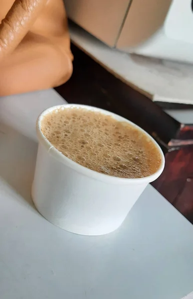 Primer Plano Del Café Rellenado Una Taza Papel Blanco Aislado — Foto de Stock