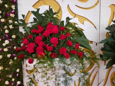 Düğün salonunun dekorasyonu için kullanılan Çiçek Buketi 'nin kapatılması veya düğün sırasında Kalyana Mantapa