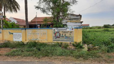 Mandya, Karnataka / Hindistan-23 Kasım 2020: Chiikkagangavaadi 'deki Köy Devlet İlköğretim Okulu Binasının Kapanışı