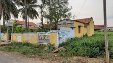 Mandya, Karnataka / Hindistan-23 Kasım 2020: Chiikkagangavaadi 'deki Köy Devlet İlköğretim Okulu Binasının Kapanışı