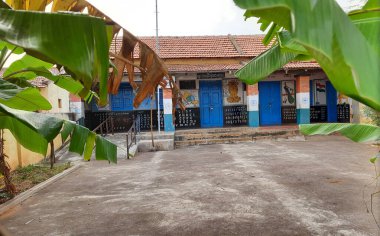 Mandya, Karnataka / Hindistan-23 Kasım 2020: Chiikkagangavaadi 'deki Köy Devlet İlköğretim Okulu Binasının Kapanışı