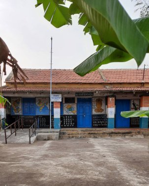 Mandya, Karnataka / Hindistan-23 Kasım 2020: Chiikkagangavaadi 'deki Köy Devlet İlköğretim Okulu Binasının Kapanışı