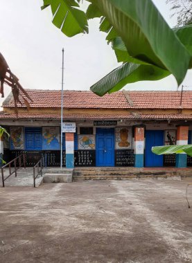 Mandya, Karnataka / Hindistan-23 Kasım 2020: Chiikkagangavaadi 'deki Köy Devlet İlköğretim Okulu Binasının Kapanışı