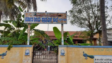 Mandya, Karnataka / Hindistan-23 Kasım 2020: Chiikkagangavaadi 'deki Köy Devlet İlköğretim Okulu Binasının Kapanışı