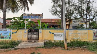 Mandya, Karnataka / Hindistan-23 Kasım 2020: Chiikkagangavaadi 'deki Köy Devlet İlköğretim Okulu Binasının Kapanışı