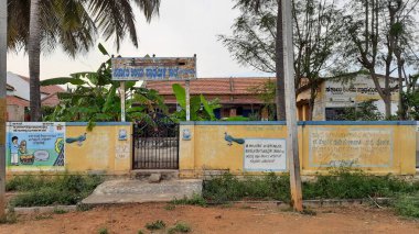Mandya, Karnataka / Hindistan-23 Kasım 2020: Chiikkagangavaadi 'deki Köy Devlet İlköğretim Okulu Binasının Kapanışı