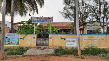 Mandya, Karnataka / Hindistan-23 Kasım 2020: Chiikkagangavaadi 'deki Köy Devlet İlköğretim Okulu Binasının Kapanışı
