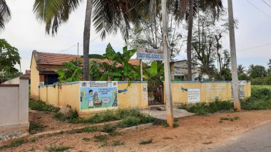 Mandya, Karnataka / Hindistan-23 Kasım 2020: Chiikkagangavaadi 'deki Köy Devlet İlköğretim Okulu Binasının Kapanışı