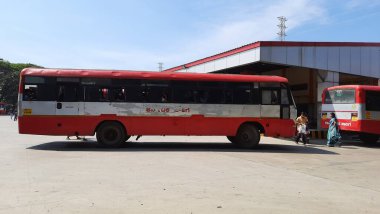 Maddur, Karnataka / India-Nov 22-2020: KSRTC Otobüs Durağı ve Otobüslü Binaların Kapanışı.