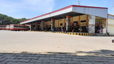 Maddur, Karnataka / India-Nov 22-2020: KSRTC Otobüs Durağı ve Otobüslü Binaların Kapanışı.