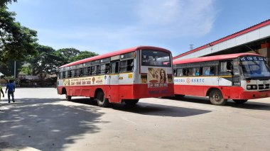 Maddur, Karnataka / India-Nov 22-2020: KSRTC Otobüs Durağı ve Otobüslü Binaların Kapanışı.