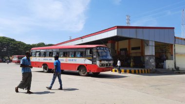 Maddur, Karnataka / India-Nov 22-2020: KSRTC Otobüs Durağı ve Otobüslü Binaların Kapanışı.