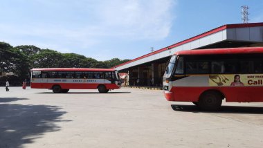 Maddur, Karnataka / India-Nov 22-2020: KSRTC Otobüs Durağı ve Otobüslü Binaların Kapanışı.