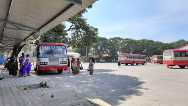 Maddur, Karnataka / India-Nov 22-2020: KSRTC Otobüs Durağı ve Otobüslü Binaların Kapanışı.