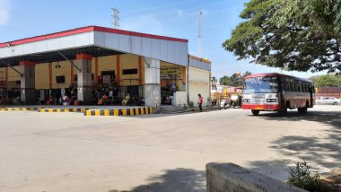 Maddur, Karnataka / India-Nov 22-2020: KSRTC Otobüs Durağı ve Otobüslü Binaların Kapanışı.