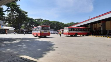 Maddur, Karnataka / India-Nov 22-2020: KSRTC Otobüs Durağı ve Otobüslü Binaların Kapanışı.