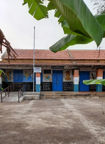 Mandya, Karnataka / Hindistan-23 Kasım 2020: Chiikkagangavaadi 'deki Köy Devlet İlköğretim Okulu Binasının Kapanışı