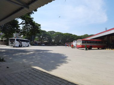 Maddur, Karnataka / India-Nov 22-2020: KSRTC Otobüs Durağı ve Otobüslü Binaların Kapanışı.