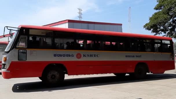2020年11月22日インド カルナータカ州マドゥール発2020年11月22日バス乗り場におけるKsrtcバスの移動映像 — ストック動画