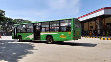 Maddur, Karnataka / Hindistan-Kasım 22 2020: Maddur Otobüs Durağı ve Mandya 'nın Maddur Yerel Yeşil Otobüslerine Kapanışı
