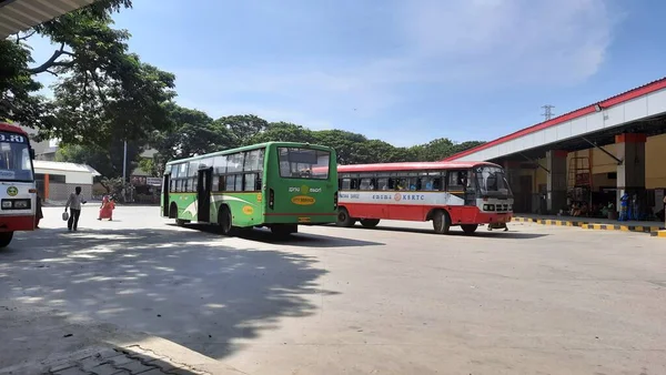 2020年11月22日インド カルナータカ州マドゥール市 マドゥール スタンドとマンダヤ マドゥール ローカル グリーンバスの閉鎖 — ストック写真