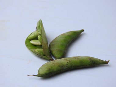 Beyaz arka planda soyulmuş tohumlar olsun ya da olmasın, Hint sümbülü fasulye ya da Avarekai 'nin yakın çekimleri.