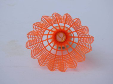 Plastik Turuncu Portakal renkli Badminton tıpası beyaz arkaplanda izole edildi